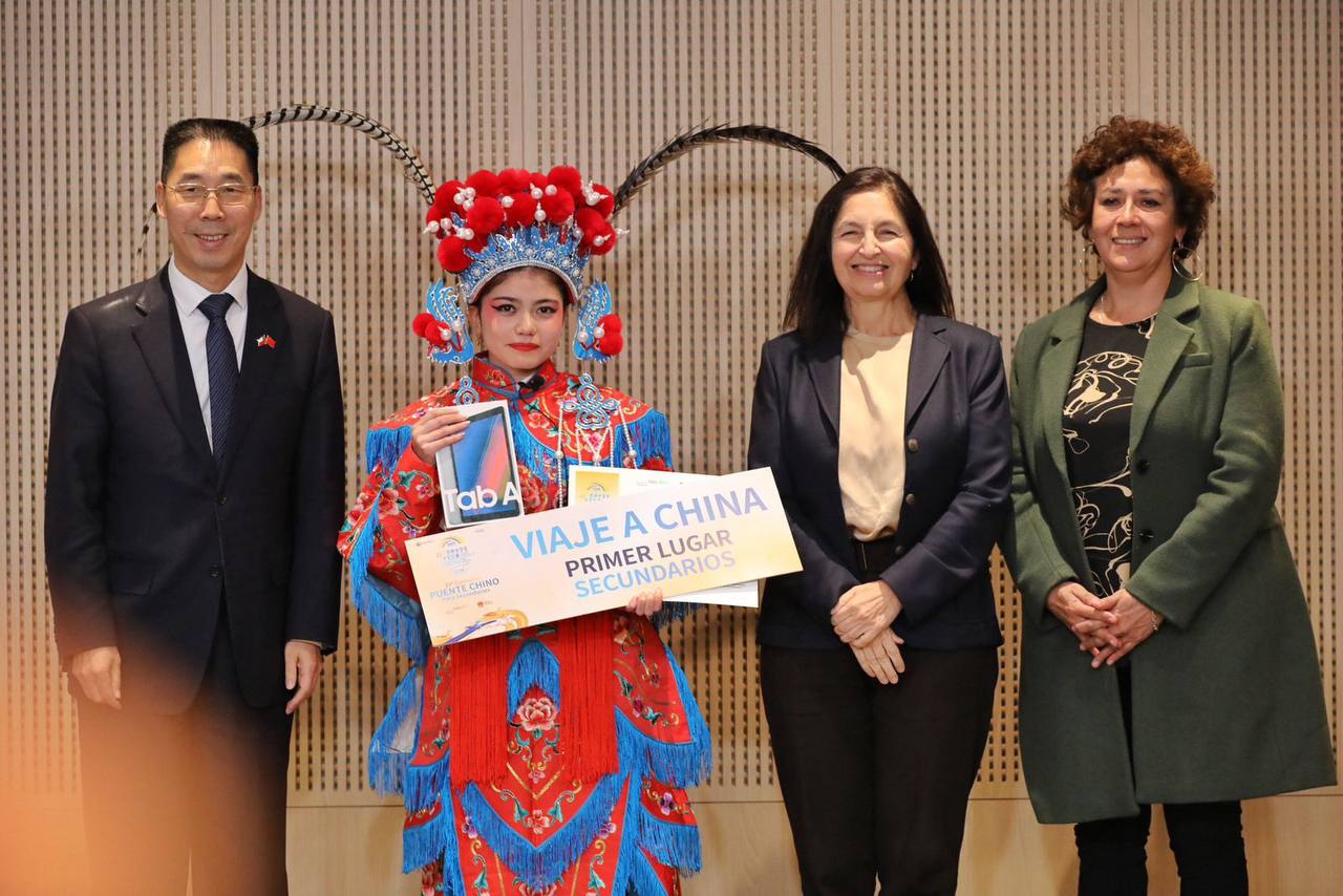 Mayling Olivares, ganadora de la categoría de enseñanza secundaria, sonriendo con su galardón.