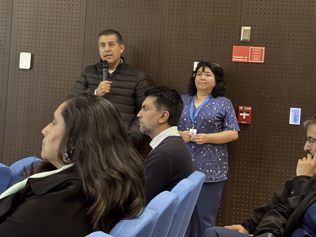 Personal del Servicio de Salud y Hospital de Quilpué analizando las etapas del plan de traslado.