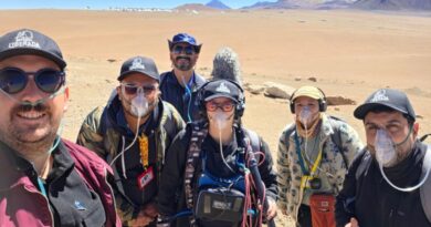 Nicolás Rojas Inostroza en el Observatorio ALMA a 5.000 metros de altura en el Desierto de Atacama.