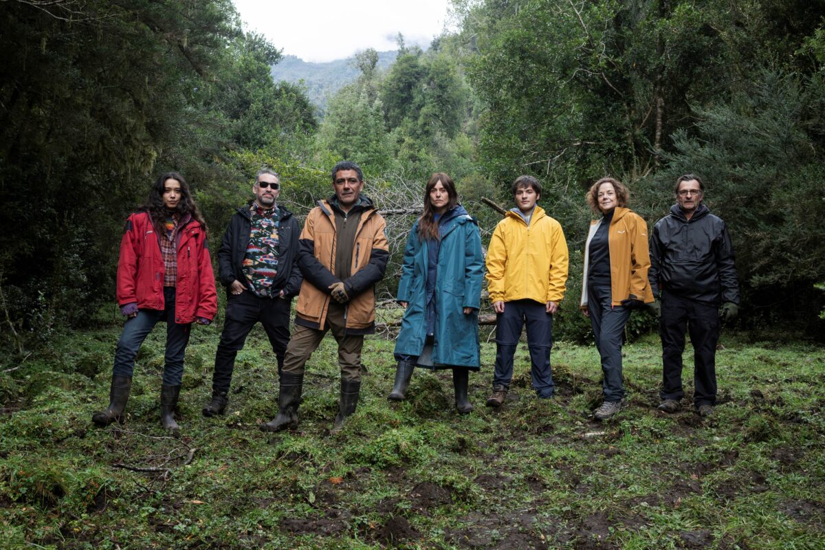 Parte del equipo y elenco de la serie 'Patagonia, lo que esconde el paraíso' en Hornopirén.