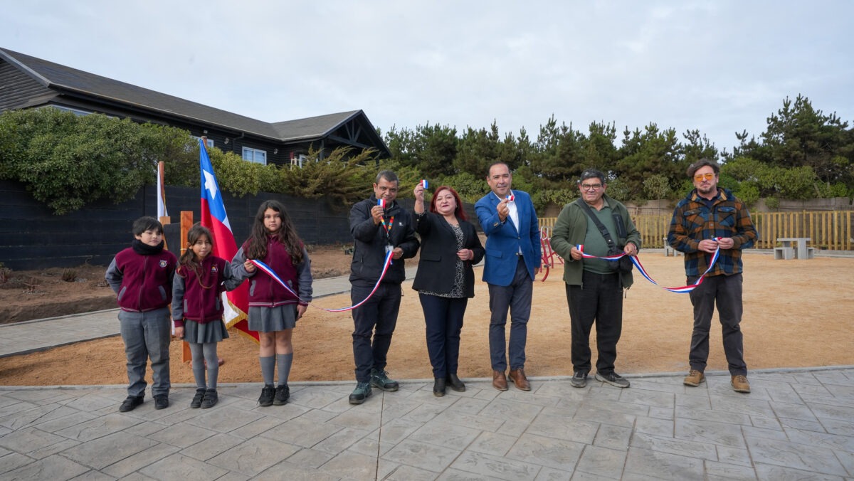 Autoridades y comunidad local de Puchuncaví en la ceremonia de entrega del proyecto piloto de economía circular.