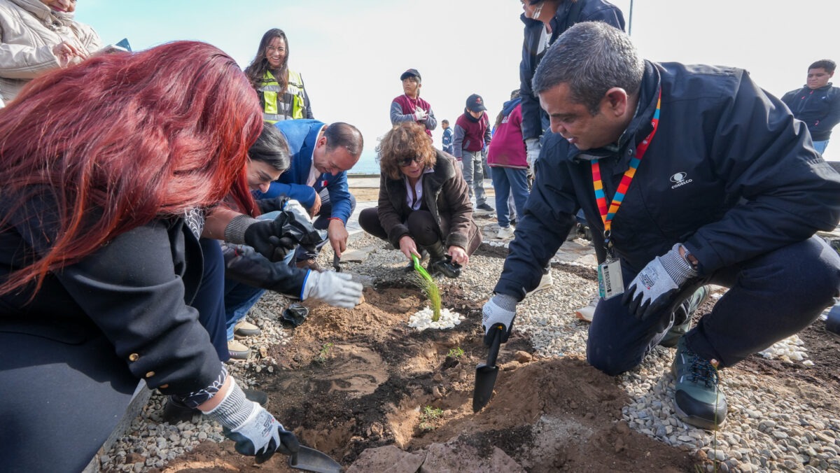 Mobiliario urbano fabricado con escoria de cobre en el nuevo mirador de Horcón.