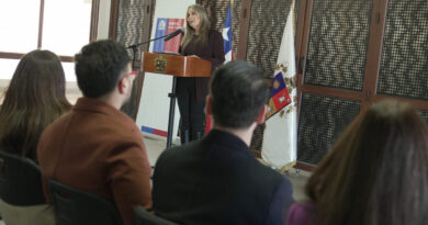 Autoridades de Quilpué y Sernatur conmemorando la entrega del sello ESCNNA.