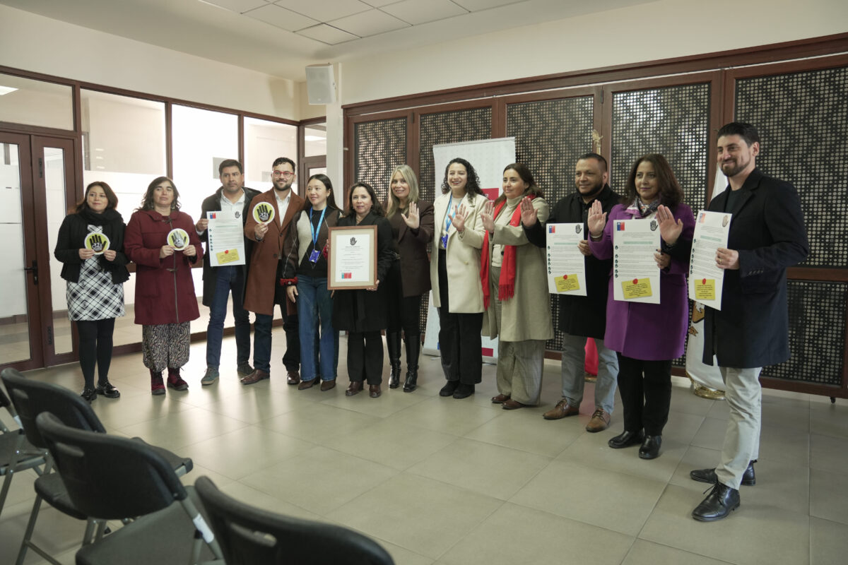 Representantes municipales y regionales exhibiendo el sello de prevención ESCNNA.
