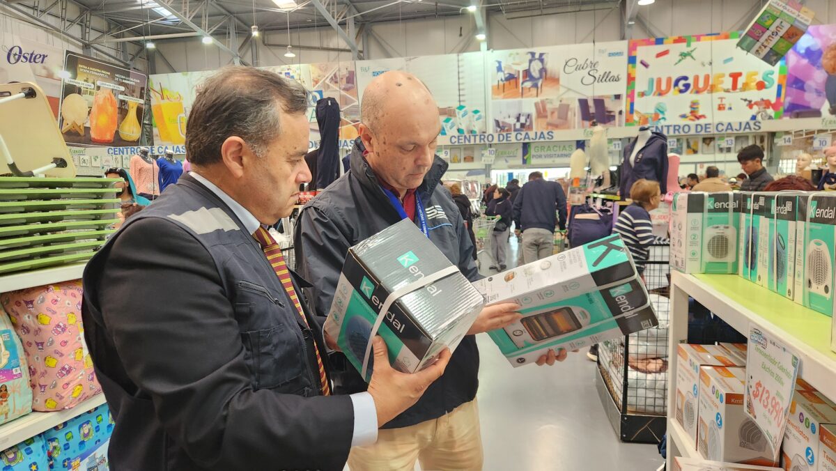 Fiscalización del Sello SEC en estufas y productos de calefacción en comercio de Curauma por Seremi de Energía y SEC Valparaíso.