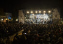 Público disfrutando de la Orquesta Municipal de Quilpué en un concierto nocturno.