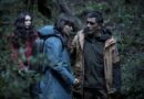 Itziar Ituño, Pablo Macaya y Sara Becker en un bosque de la Patagonia chilena.