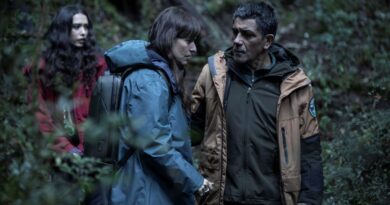 Itziar Ituño, Pablo Macaya y Sara Becker en un bosque de la Patagonia chilena.