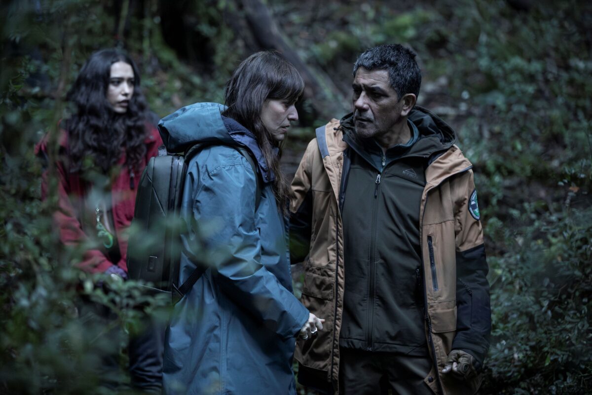 Itziar Ituño, Pablo Macaya y Sara Becker en un bosque de la Patagonia chilena.