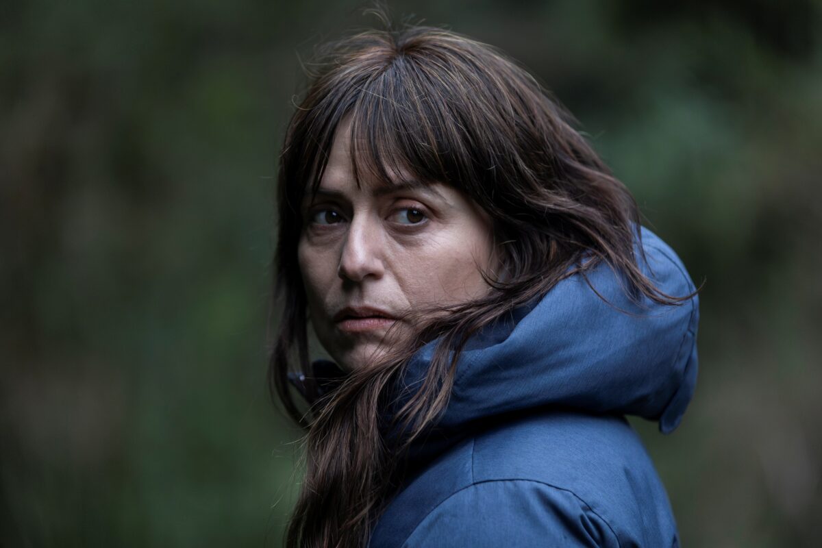 Itziar Ituño caracterizada como Alicia, en la Patagonia chilena.