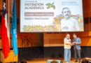 Alejandro Mono González recibe distinción del rector de la Universidad de Playa Ancha.