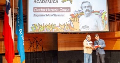 Alejandro Mono González recibe distinción del rector de la Universidad de Playa Ancha.