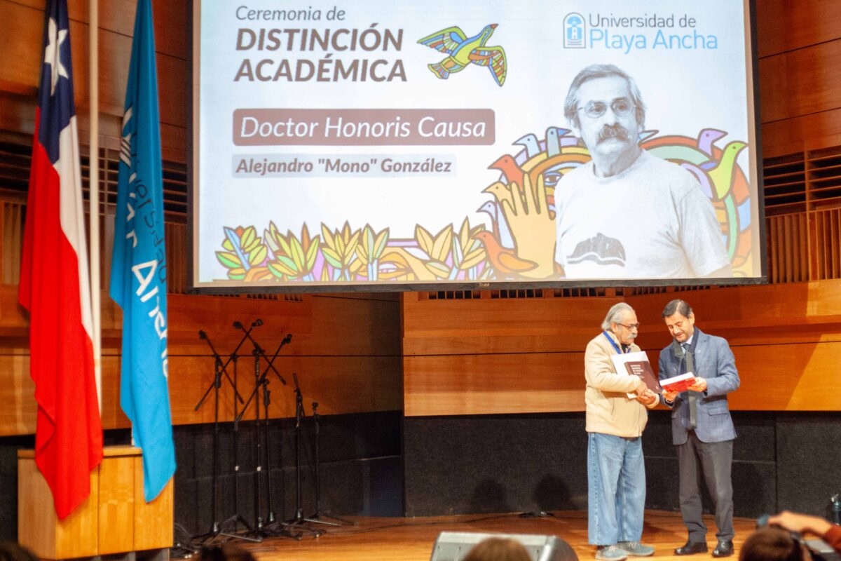 Alejandro Mono González recibe distinción del rector de la Universidad de Playa Ancha.