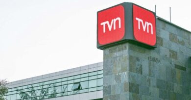 Edificio de Televisión Nacional de Chile (TVN) con su logo.