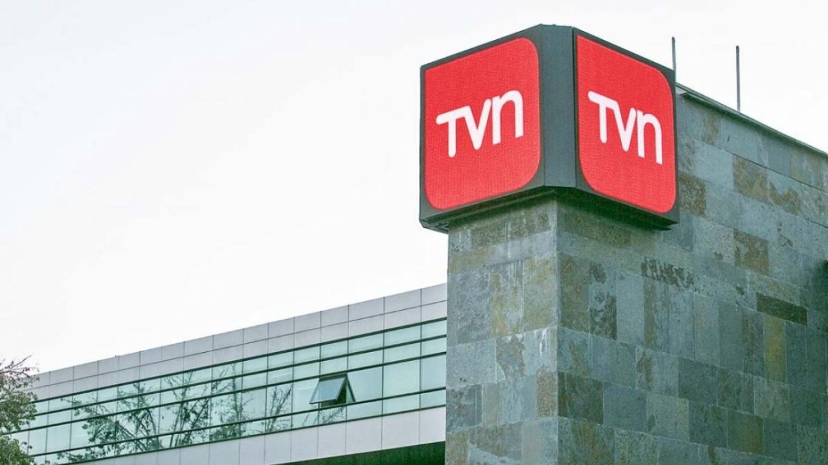 Edificio de Televisión Nacional de Chile (TVN) con su logo.