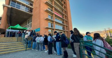 Estudiantes rindiendo ensayo PAES de Ciencias en Santo Tomás Viña del Mar.