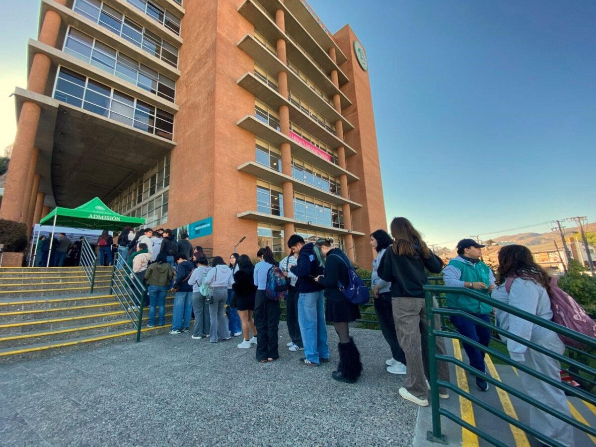 Estudiantes rindiendo ensayo PAES de Ciencias en Santo Tomás Viña del Mar.