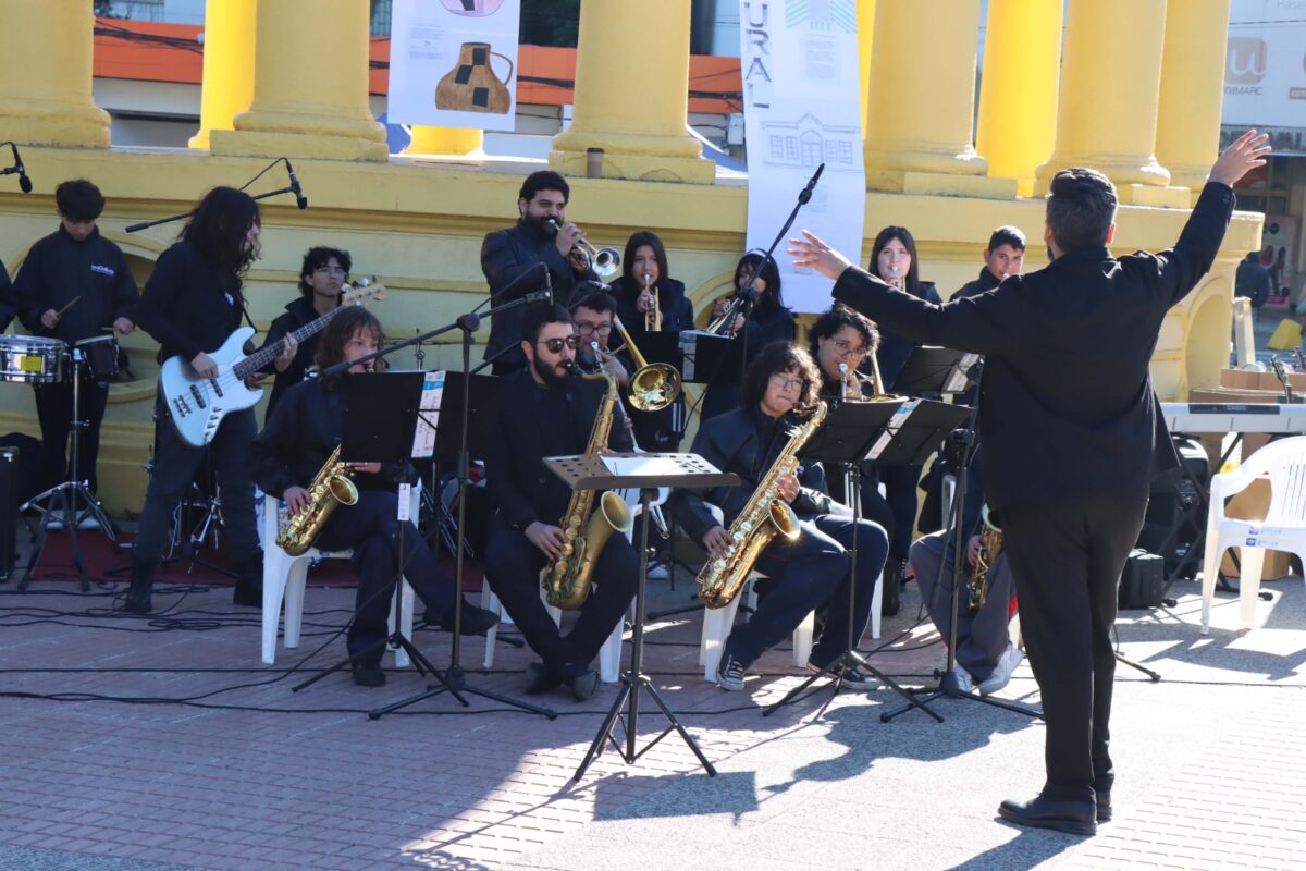 Estudiantes de la especialidad de Servicios de Turismo del Liceo Comercial.