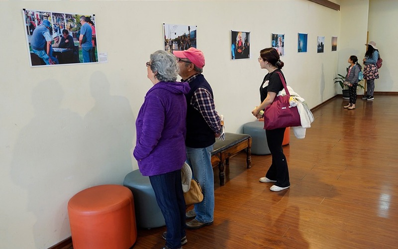 Vecinos y familias participando en actividades culturales al aire libre.
