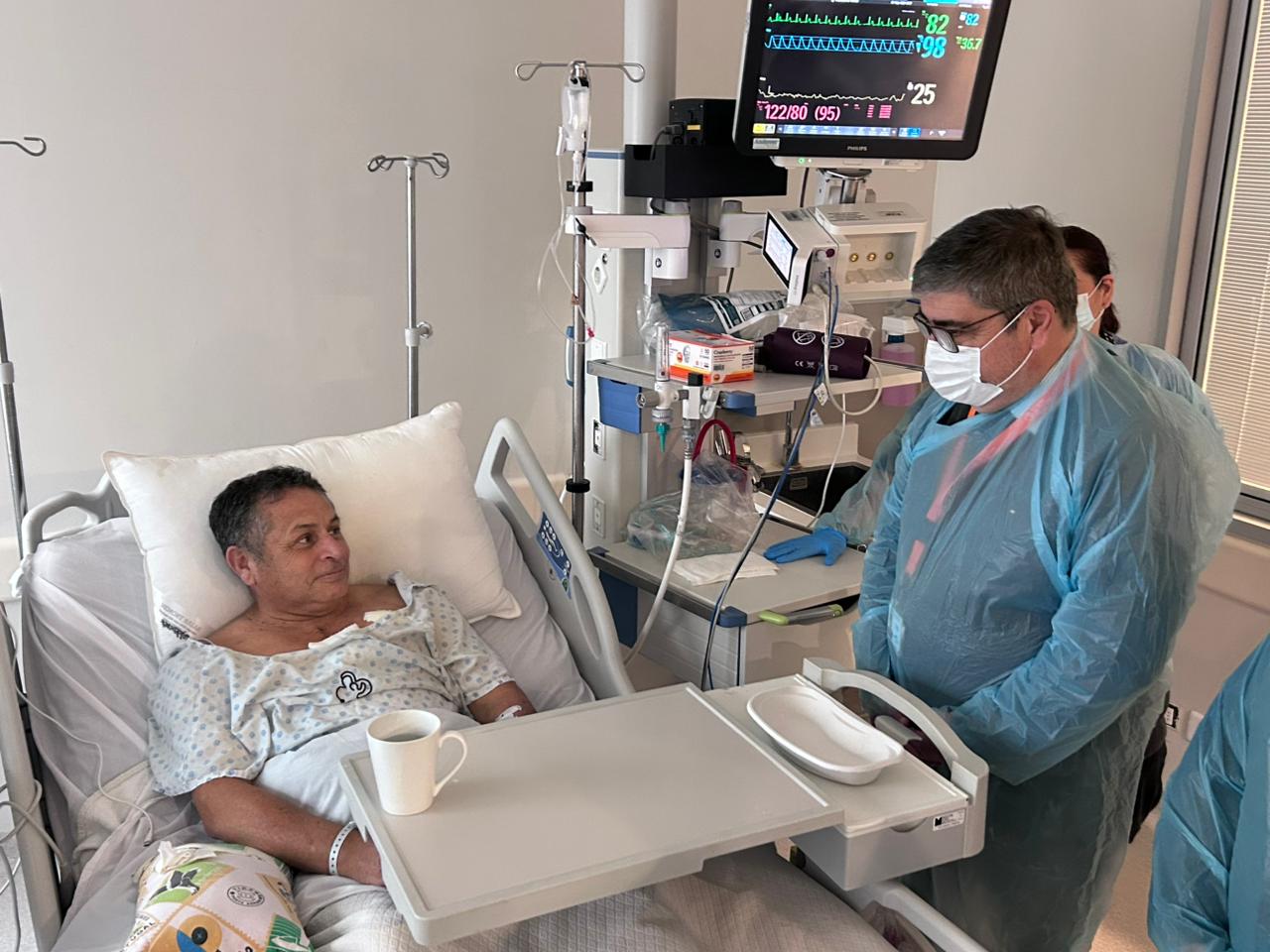 Equipo médico del Hospital Dr. Gustavo Fricke monitoreando la evolución del paciente trasplantado.