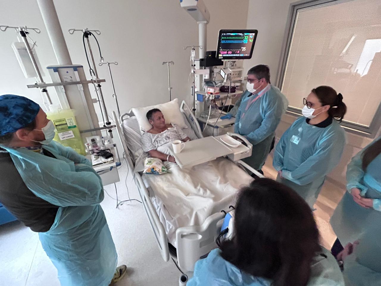 Especialistas del área cardiovascular conversando sobre el exitoso procedimiento de trasplante de corazón.