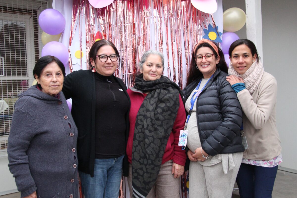 Vecinas y familias celebrando el Día de la Mamá en la Capilla San Pedro Nolasco de Cerro Mayaca.