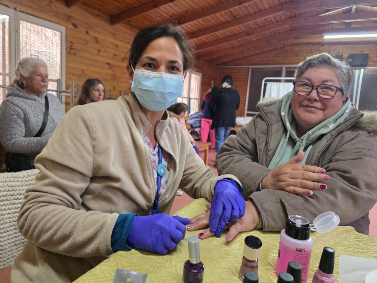 Servicios de spa y cuidado personal ofrecidos a las madres de la comunidad en Cerro Mayaca.