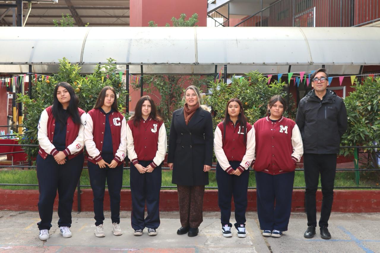 Estudiantes del Colegio Canadá seleccionadas en programas propedéuticos universitarios.