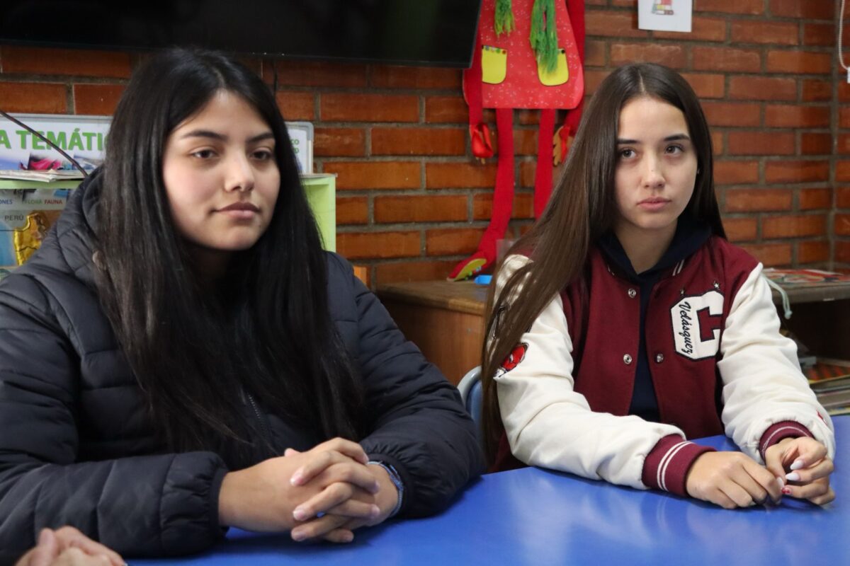 Estudiantes destacadas del Colegio Canadá junto a su orientador tras ingresar a propedéuticos regionales.