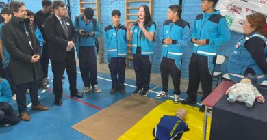 Presentación de la Semana de la Seguridad Escolar y Parvularia con stands informativos y preventivos.
