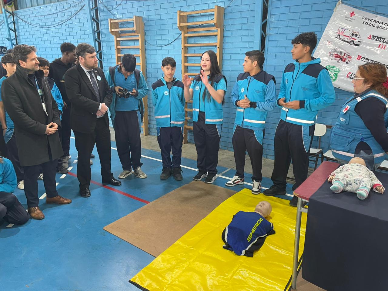 Presentación de la Semana de la Seguridad Escolar y Parvularia con stands informativos y preventivos.