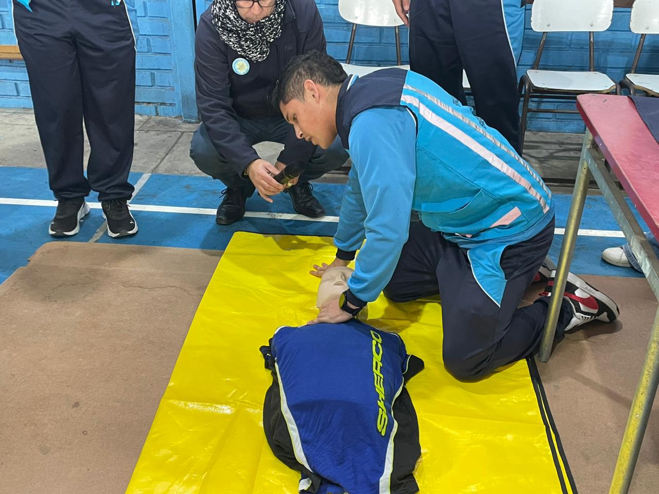 Estudiantes y comunidad escolar participando de actividades didácticas de seguridad.
