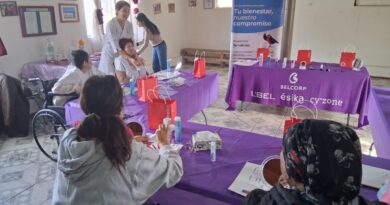 Pacientes oncológicas del Hospital de Quilpué participan en taller de automaquillaje y autoestima.
