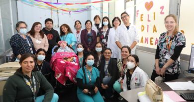 Equipo del Policlínico NANEAS del Hospital Carlos Van Buren celebra 10 años de atención integral junto a una paciente.