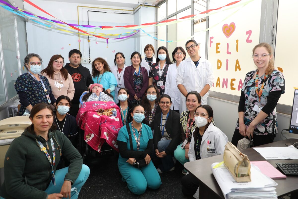 Equipo del Policlínico NANEAS del Hospital Carlos Van Buren celebra 10 años de atención integral junto a una paciente.