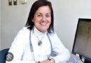 Dra. María Paz Corvalán Barros, experta en medicina del estilo de vida, sonríe en su consulta.