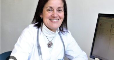 Dra. María Paz Corvalán Barros, experta en medicina del estilo de vida, sonríe en su consulta.