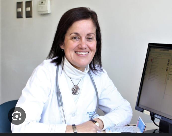 Dra. María Paz Corvalán Barros, experta en medicina del estilo de vida, sonríe en su consulta.