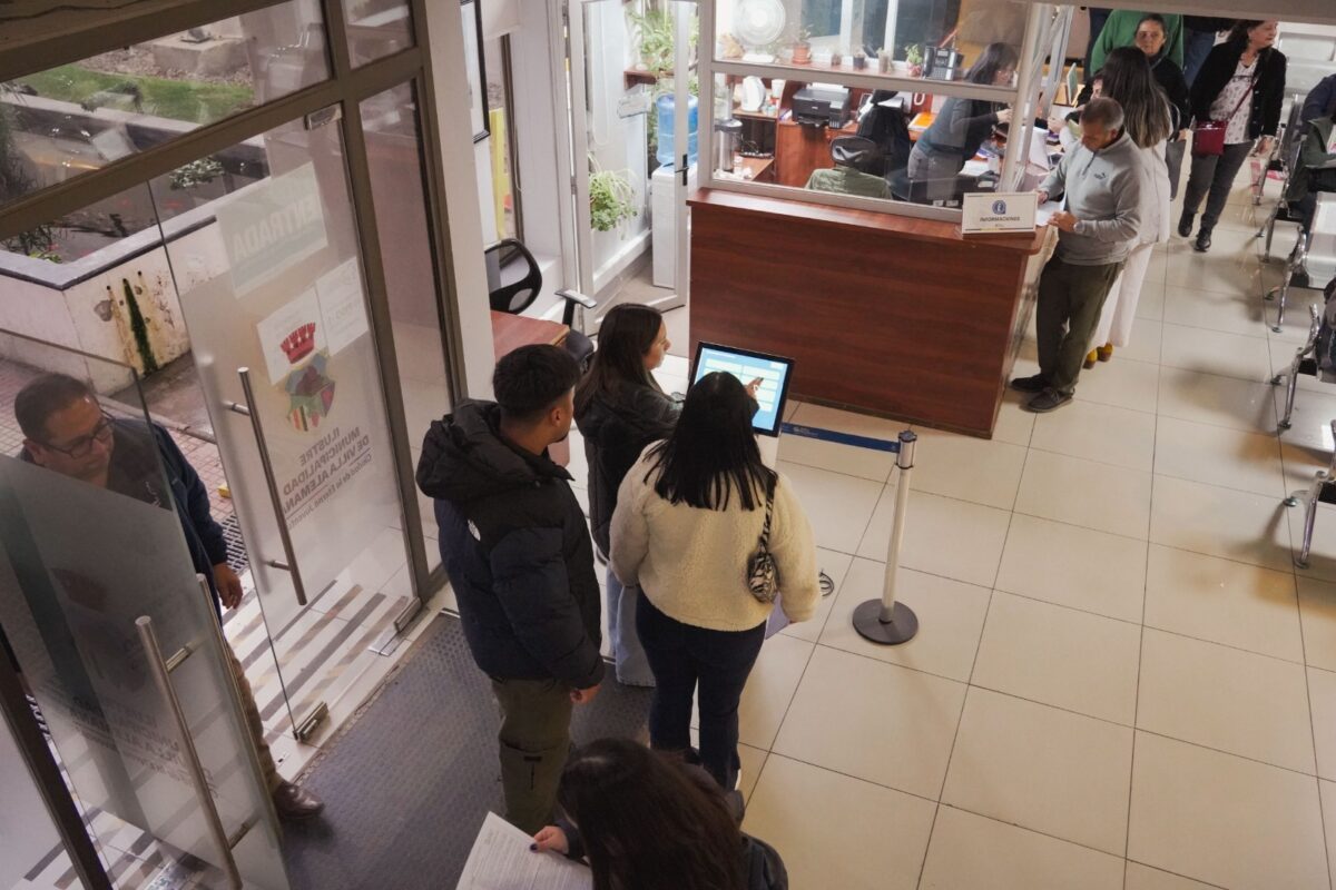 Vecinos realizan trámites en la jornada de Atención Nocturna de la Municipalidad de Villa Alemana.