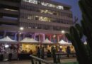 Feria de emprendedores en el patio de la Municipalidad de Villa Alemana durante la atención nocturna.