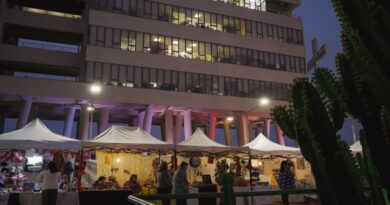 Feria de emprendedores en el patio de la Municipalidad de Villa Alemana durante la atención nocturna.