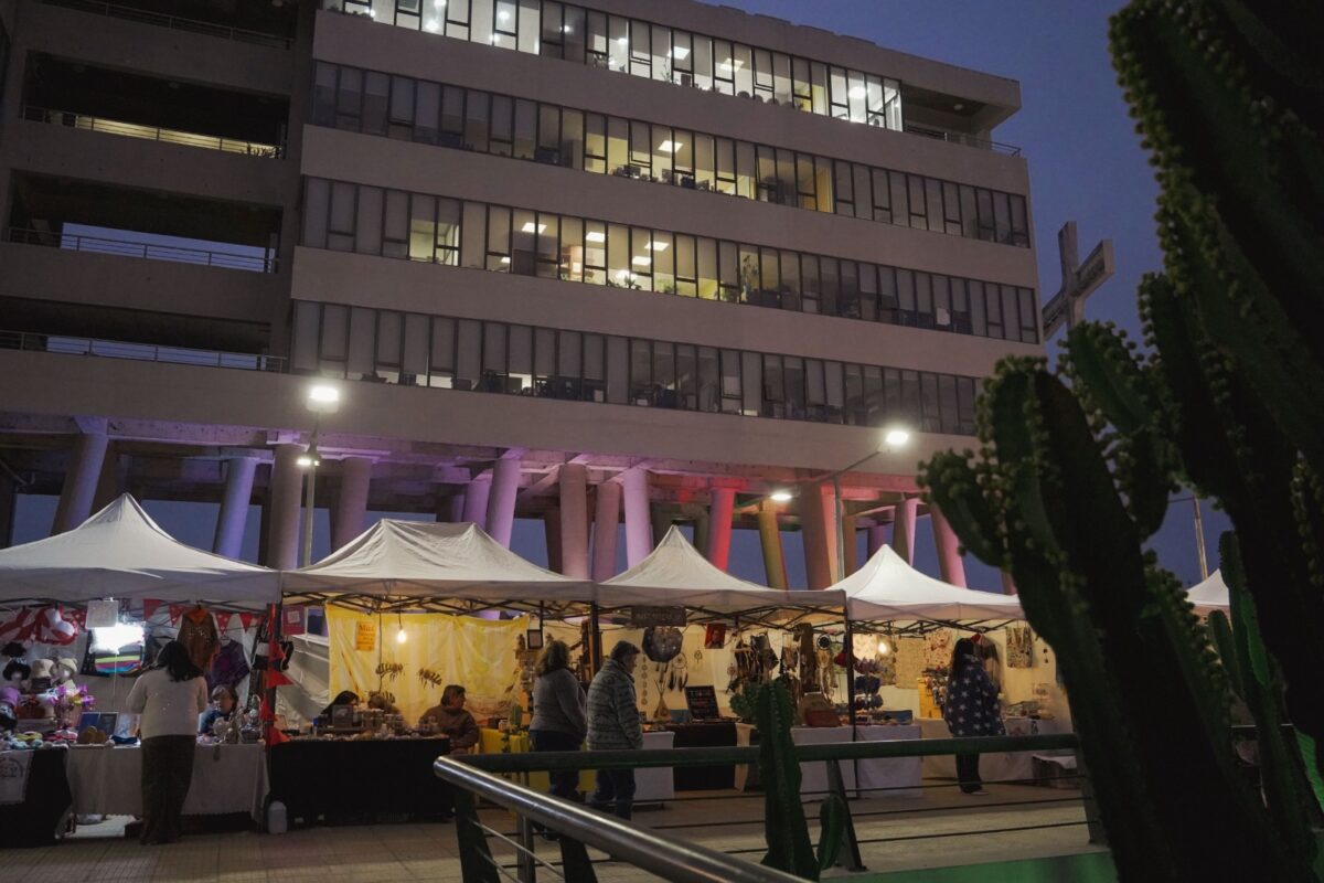 Feria de emprendedores en el patio de la Municipalidad de Villa Alemana durante la atención nocturna.