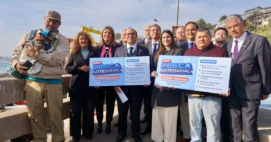 Autoridades y pescadores artesanales en Concón presentando el bono 'Pesca Artesanal'.