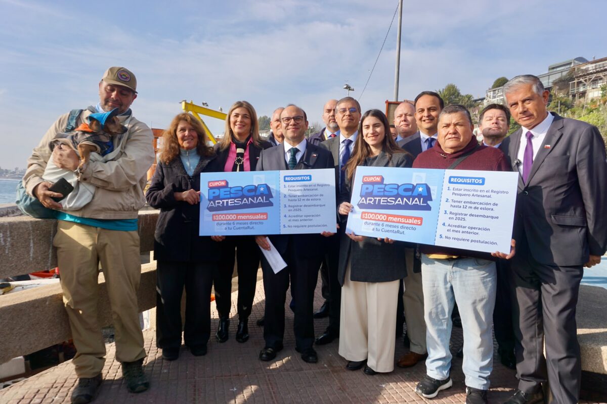 Autoridades y pescadores artesanales en Concón presentando el bono 'Pesca Artesanal'.