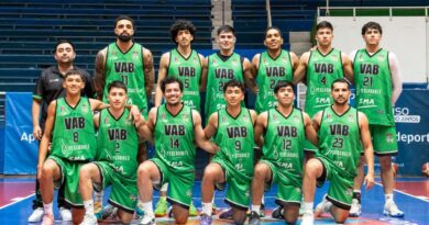 Equipo de Villa Alemana Básquet posa antes de su partido contra Constitución en la Liga Nacional de Básquetbol 2.