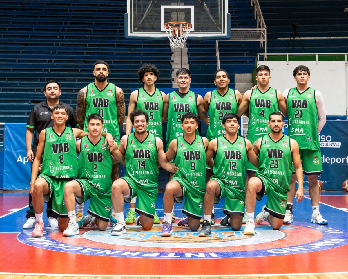 Equipo de Villa Alemana Básquet posa antes de su partido contra Constitución en la Liga Nacional de Básquetbol 2.