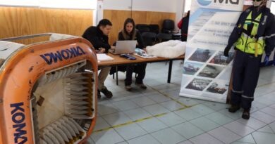 Expositores de la empresa MG Servicios Marítimos en la Feria del Reciclaje de Quintero.