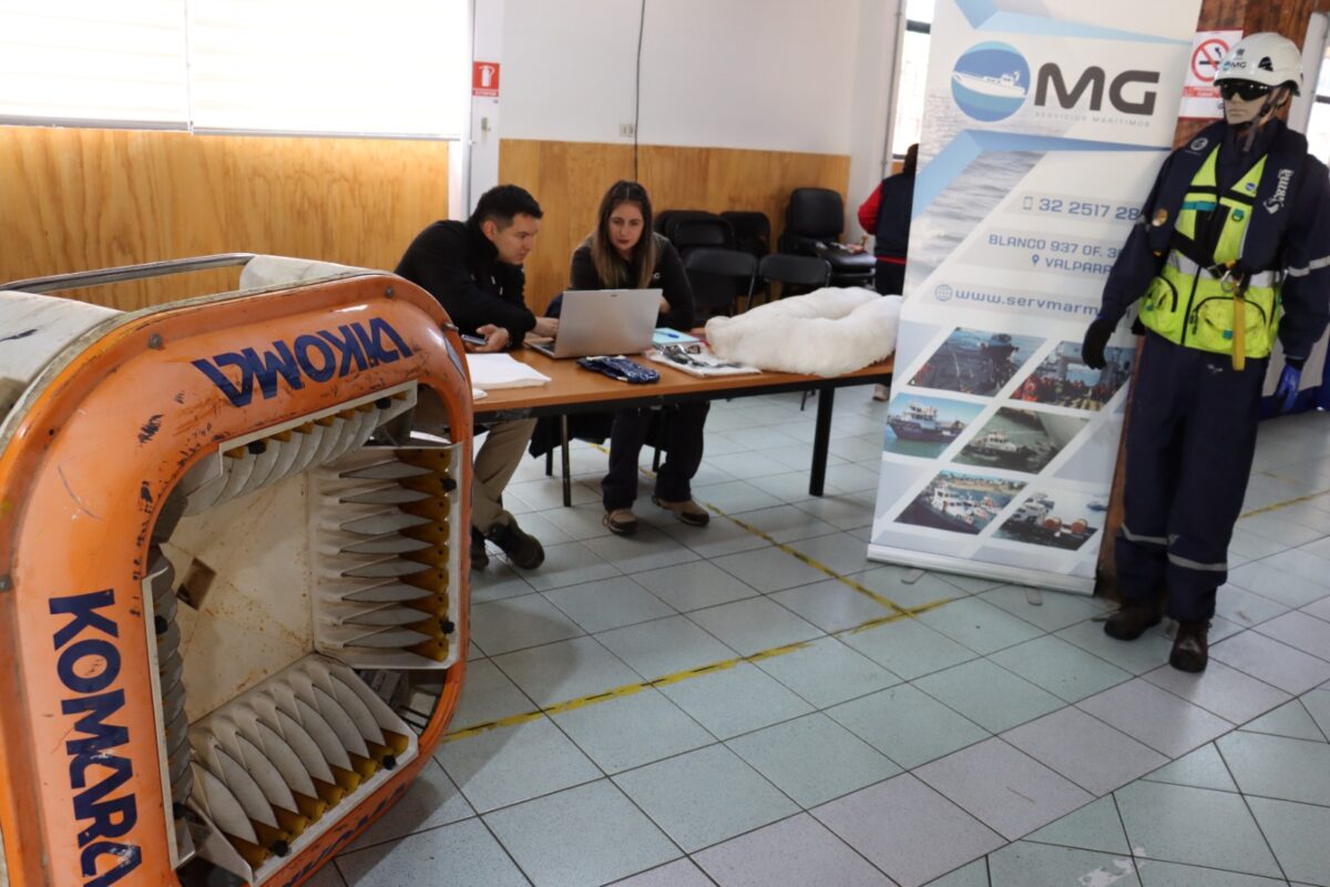 Expositores de la empresa MG Servicios Marítimos en la Feria del Reciclaje de Quintero.