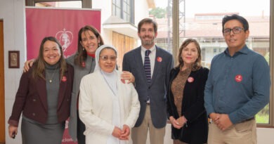 Primera Dama María Pía Adriasola junto a autoridades y representantes de Fundación Las Rosas en el Hogar Santa Juana Jugan de Viña del Mar.