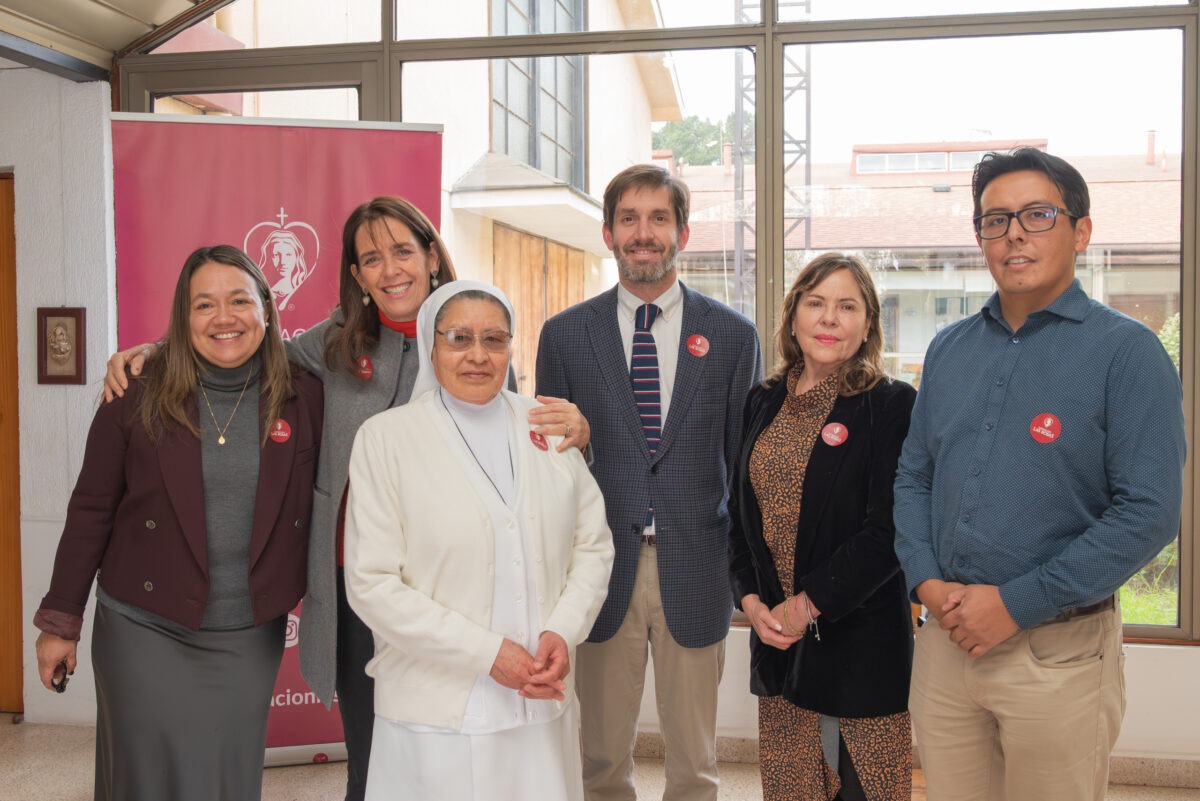 Primera Dama María Pía Adriasola junto a autoridades y representantes de Fundación Las Rosas en el Hogar Santa Juana Jugan de Viña del Mar.